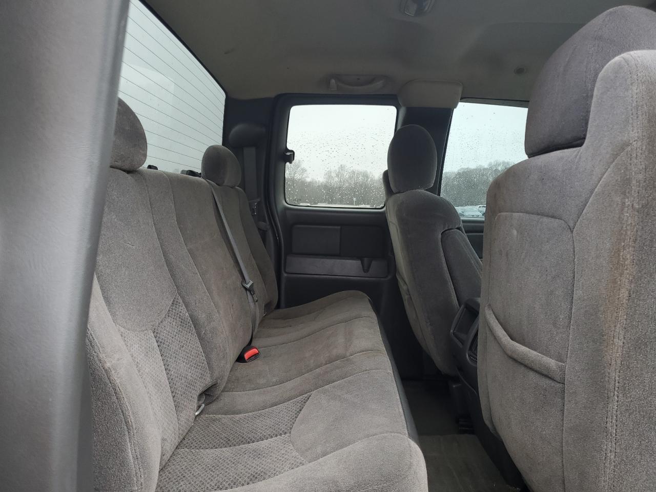 2006 Chevrolet Silverado - Image 11