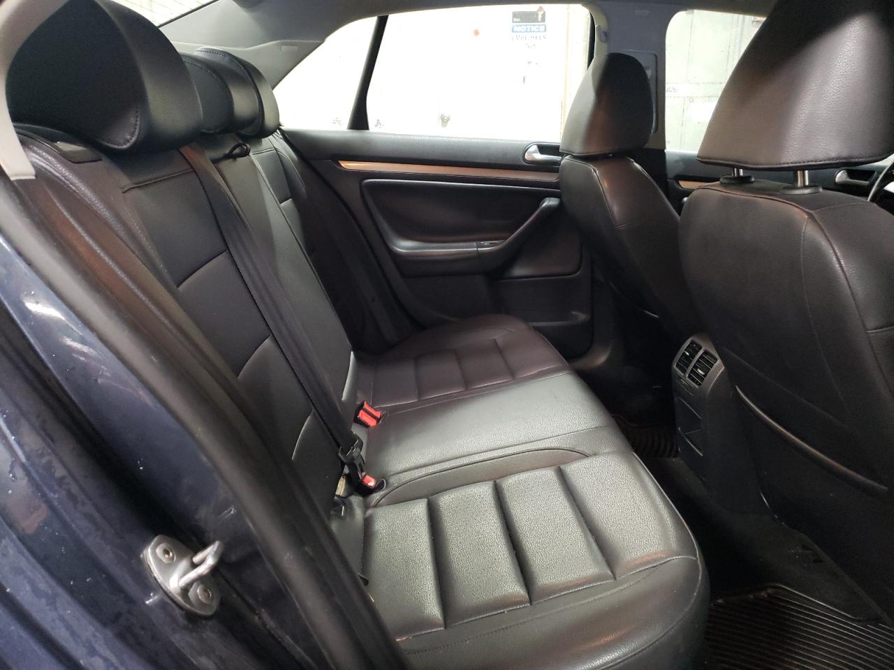 2010 Volkswagen Jetta - Image 10