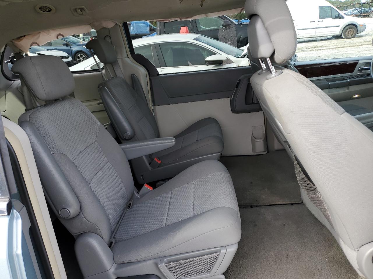 2010 Chrysler Town & Country - Image 11