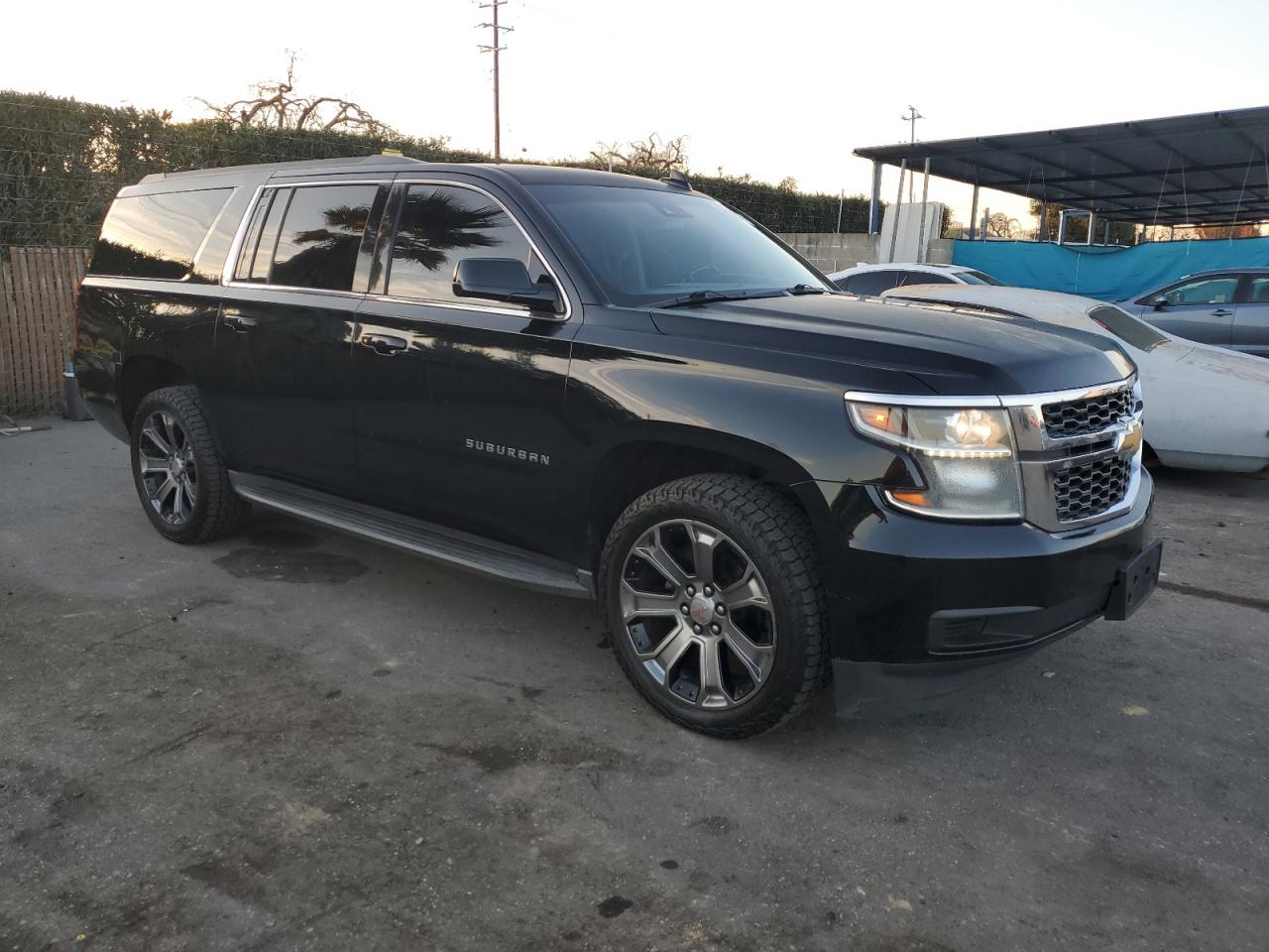 VIN 1GNSKJKC6FR665769 2015 CHEVROLET SUBURBAN no.4