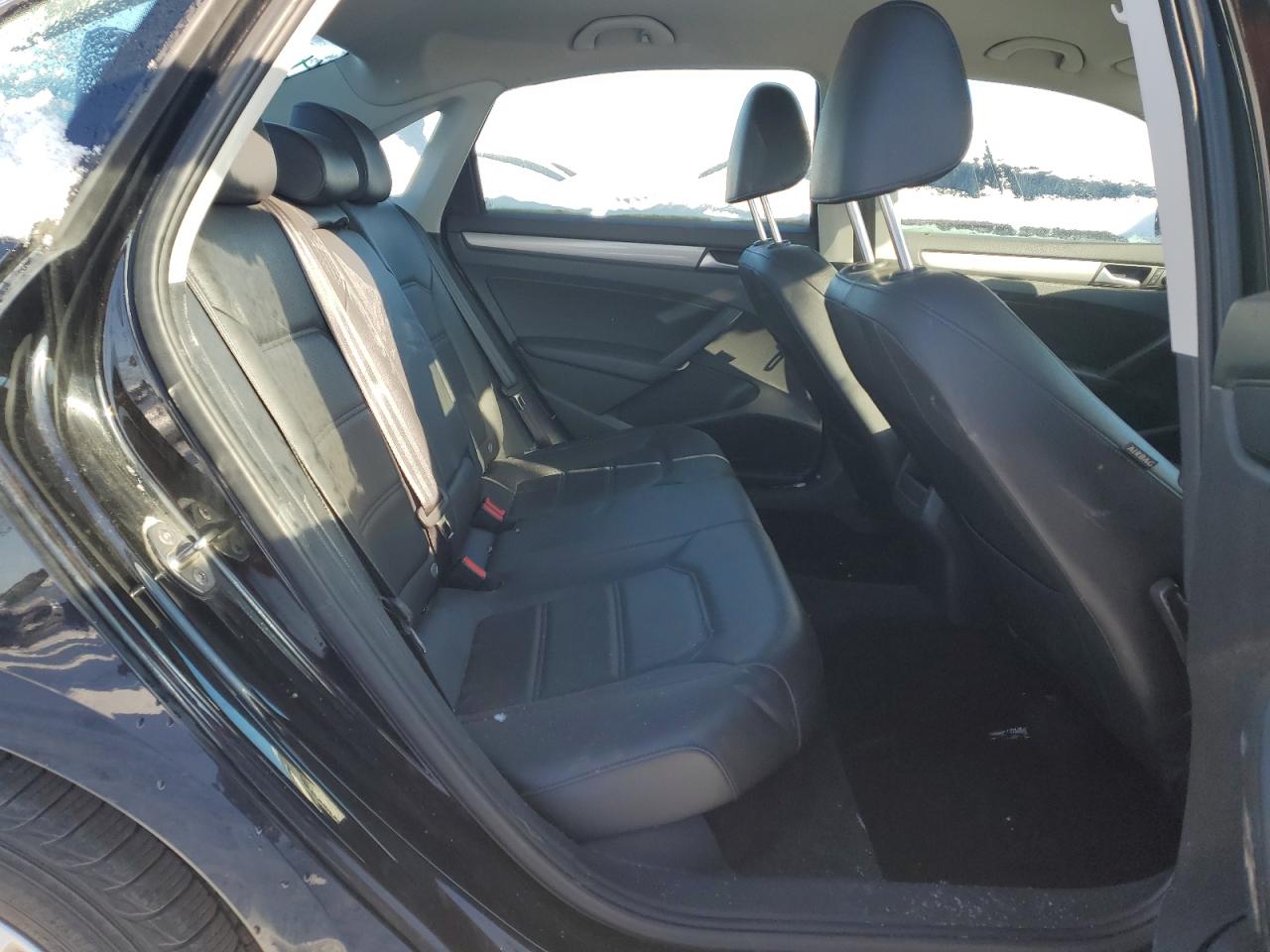 2015 Volkswagen Passat - Image 10