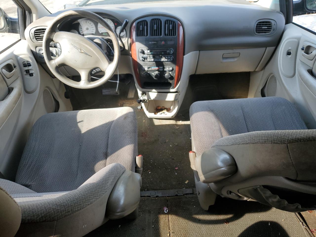 2005 Chrysler Town & Country - Image 8