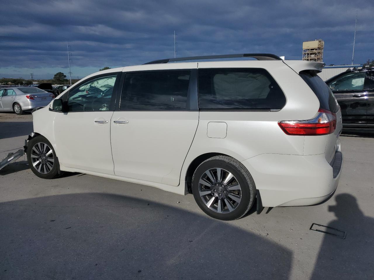 2019 Toyota Sienna - Image 2