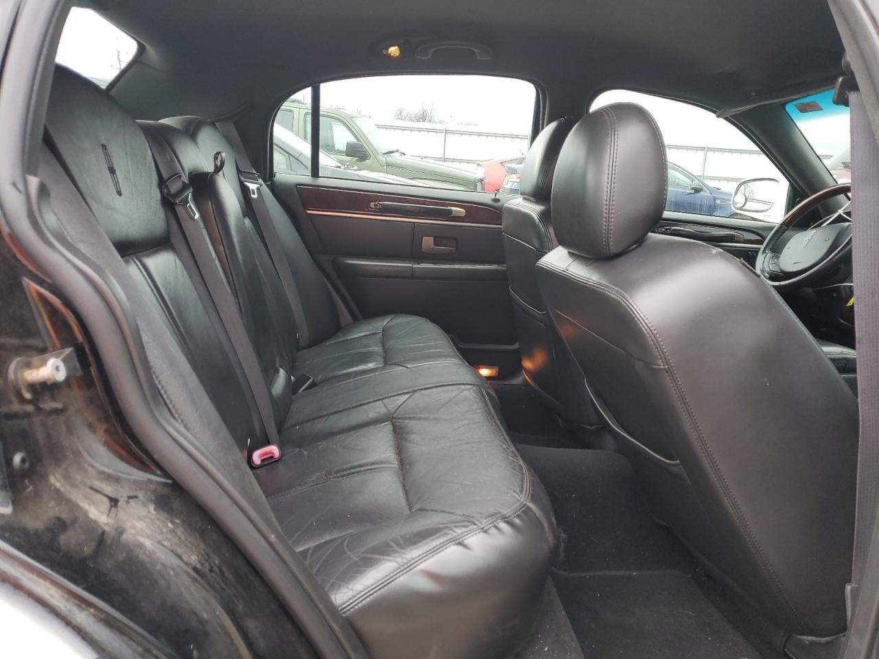 2009 Lincoln Town Car - Image 10