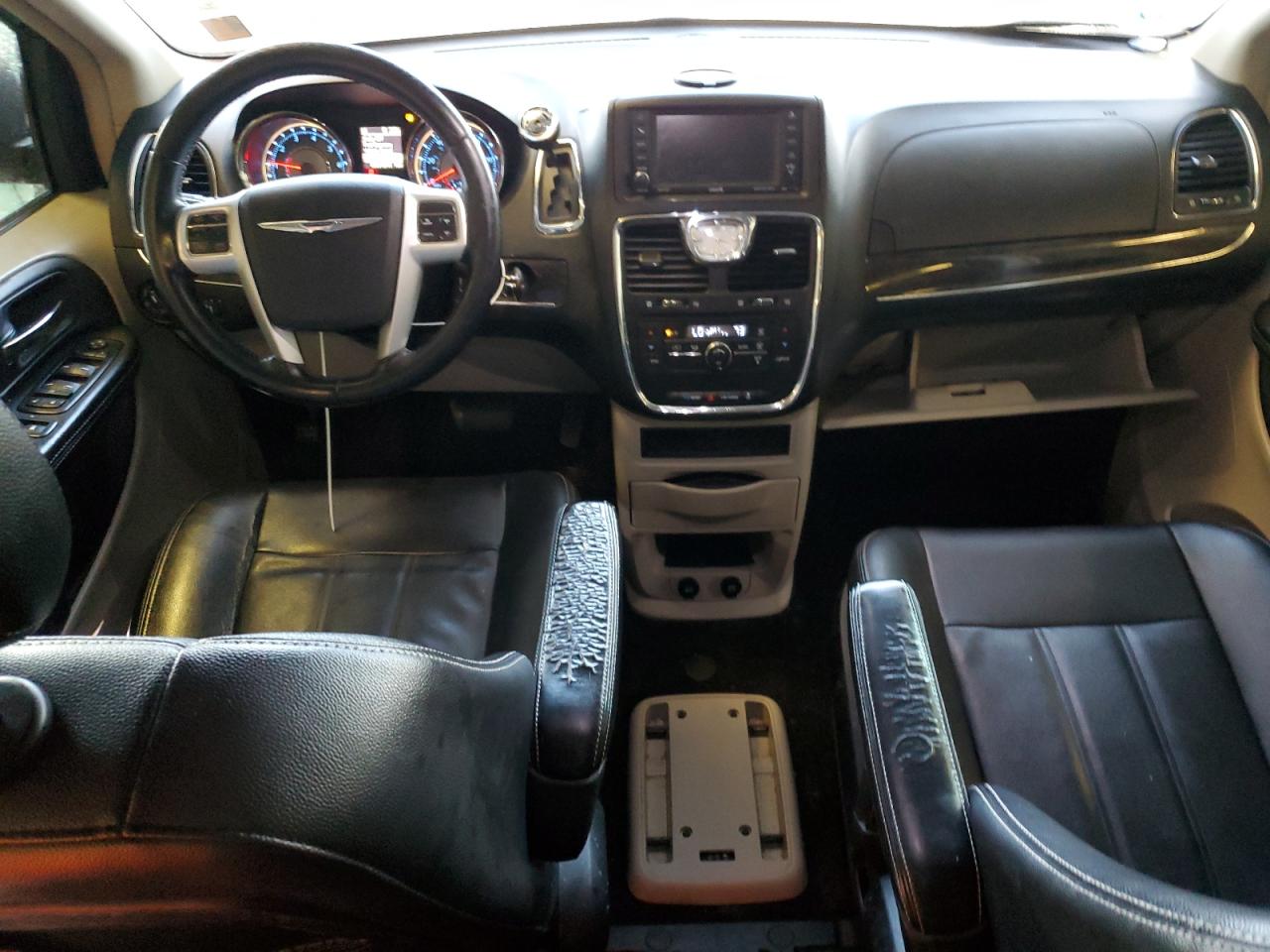 2014 Chrysler Town & Country - Image 8