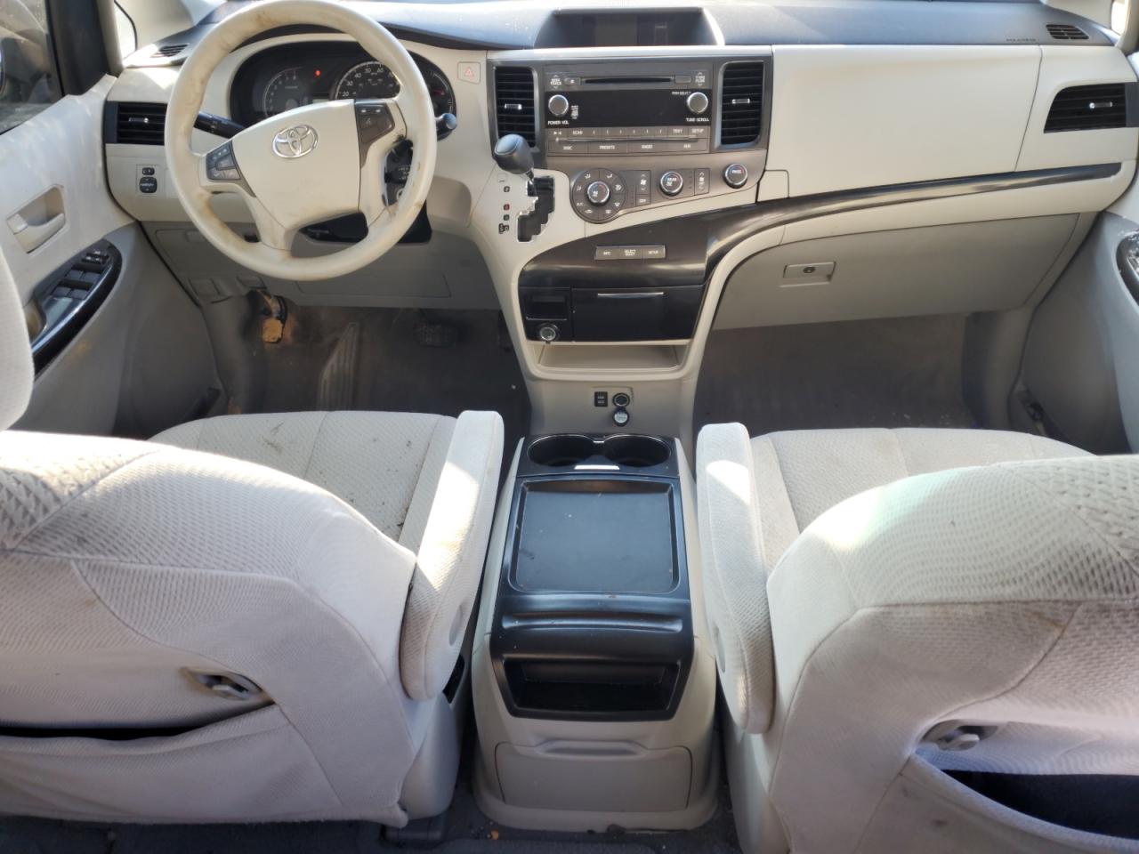 2011 Toyota Sienna - Image 8