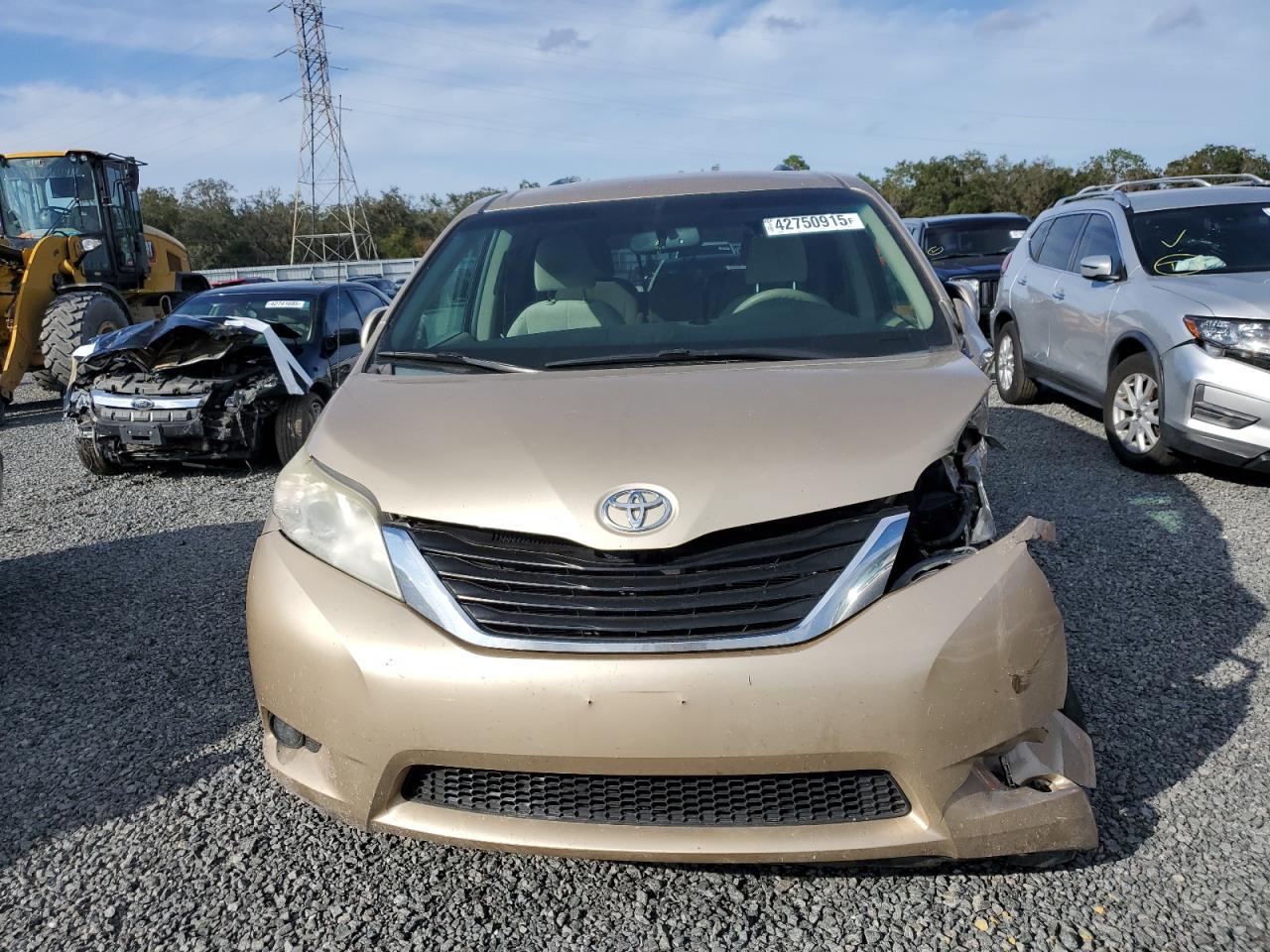 2011 Toyota Sienna - Image 5