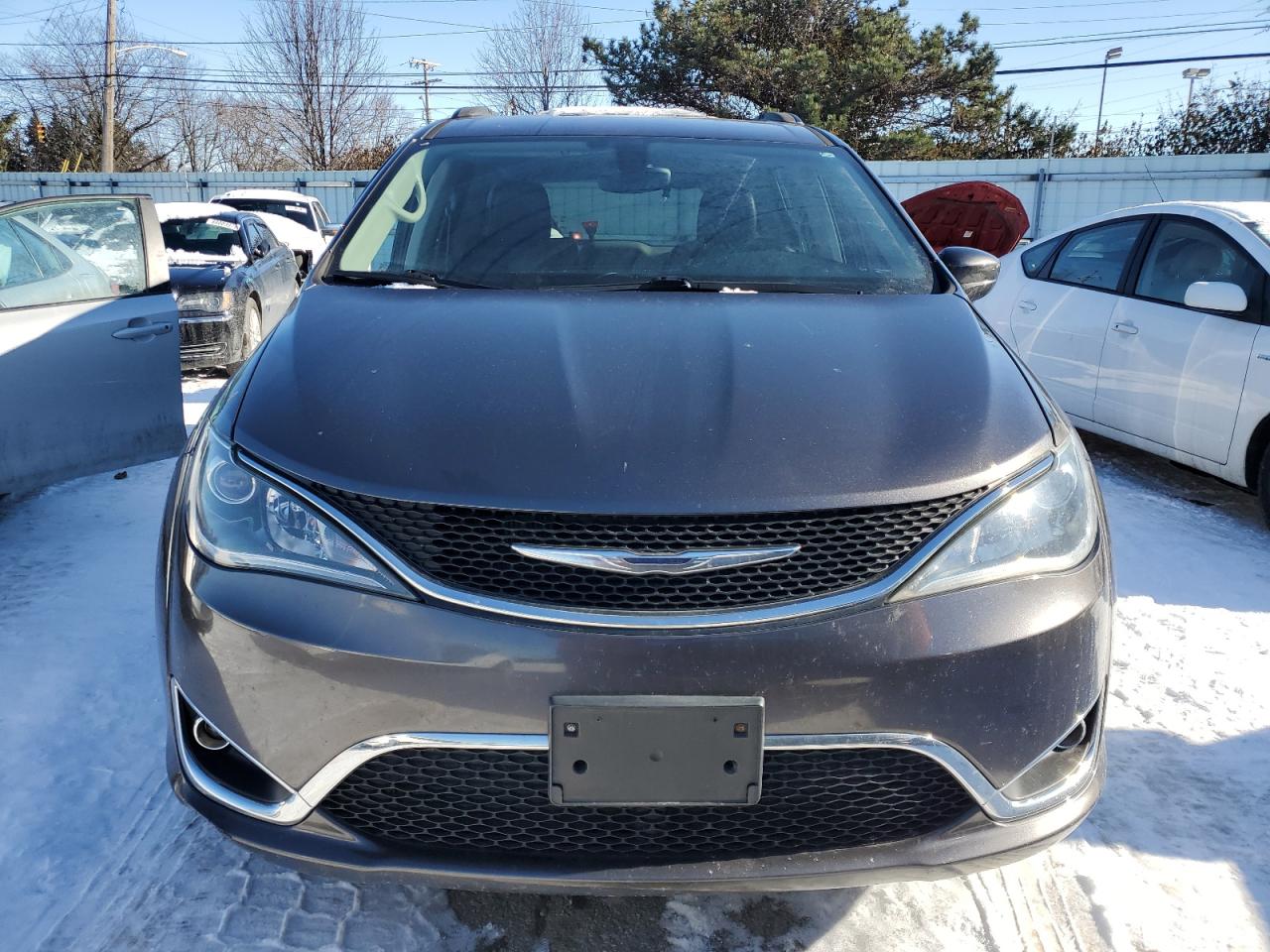 2017 Chrysler Pacifica - Image 5