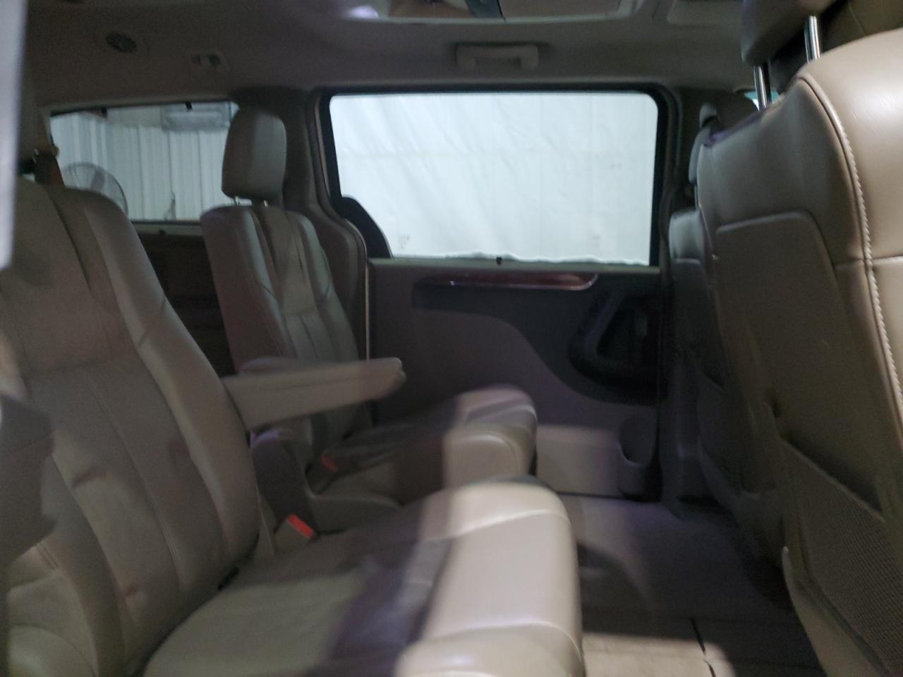 2013 Chrysler Town & Country - Image 11