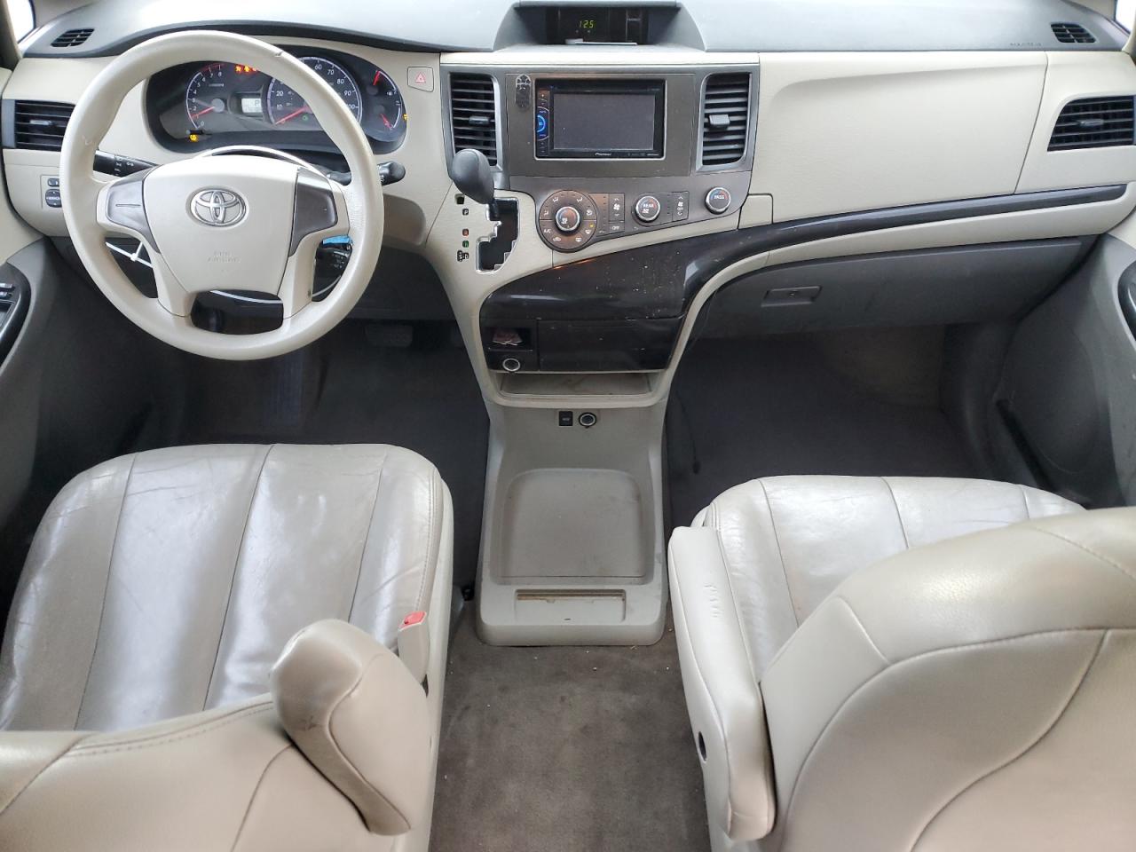 2011 Toyota Sienna - Image 8