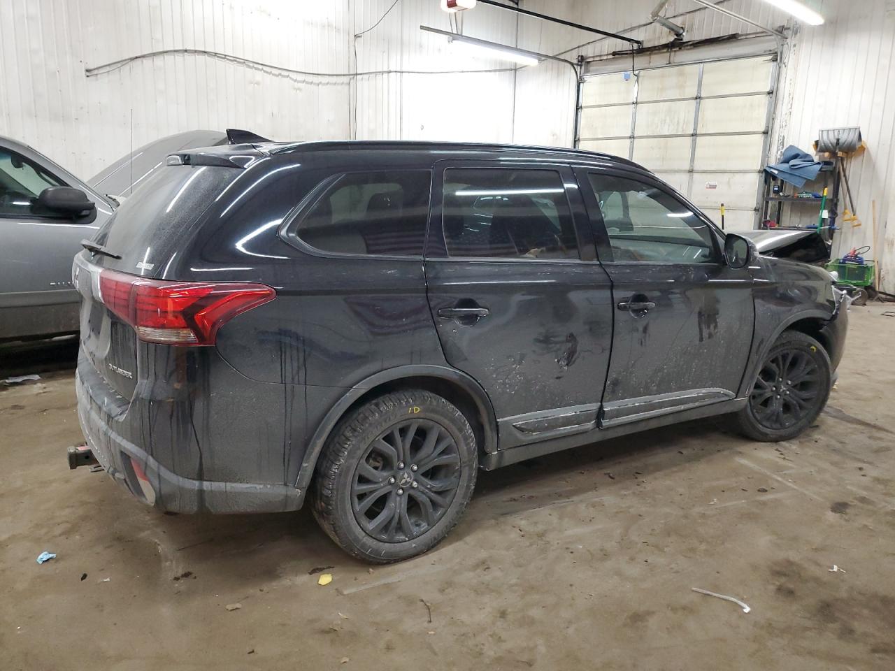 2018 Mitsubishi Outlander - Image 3