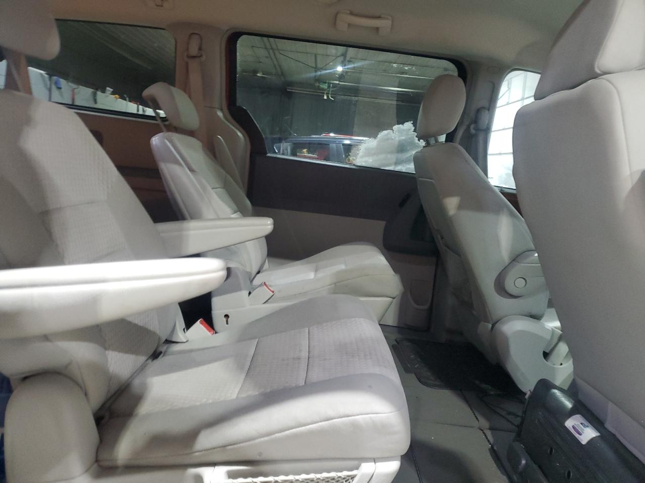2009 Chrysler Town & Country - Image 11
