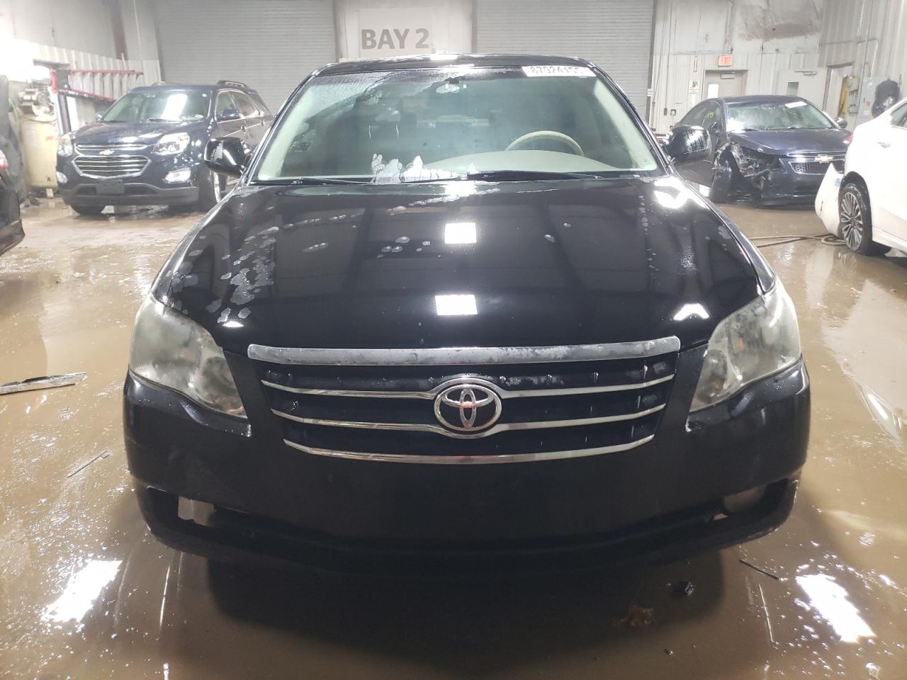 2005 Toyota Avalon - Image 5