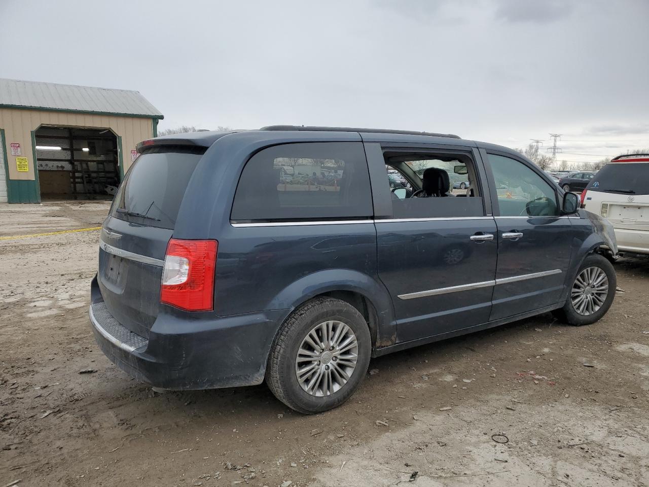 2014 Chrysler Town & Country - Image 3