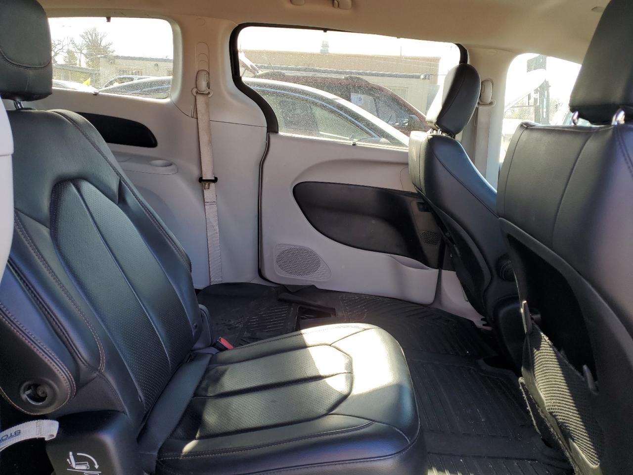 2019 Chrysler Pacifica - Image 11