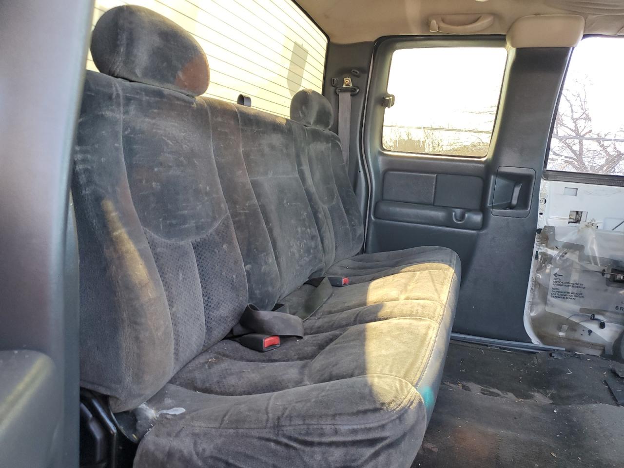 2003 Chevrolet Silverado - Image 10