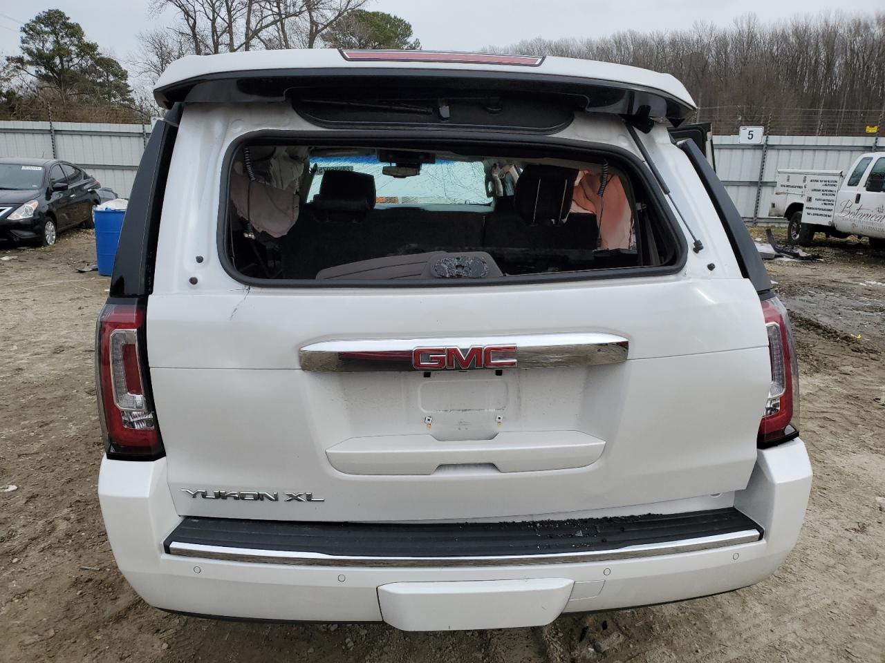 2016 GMC Yukon - Image 6