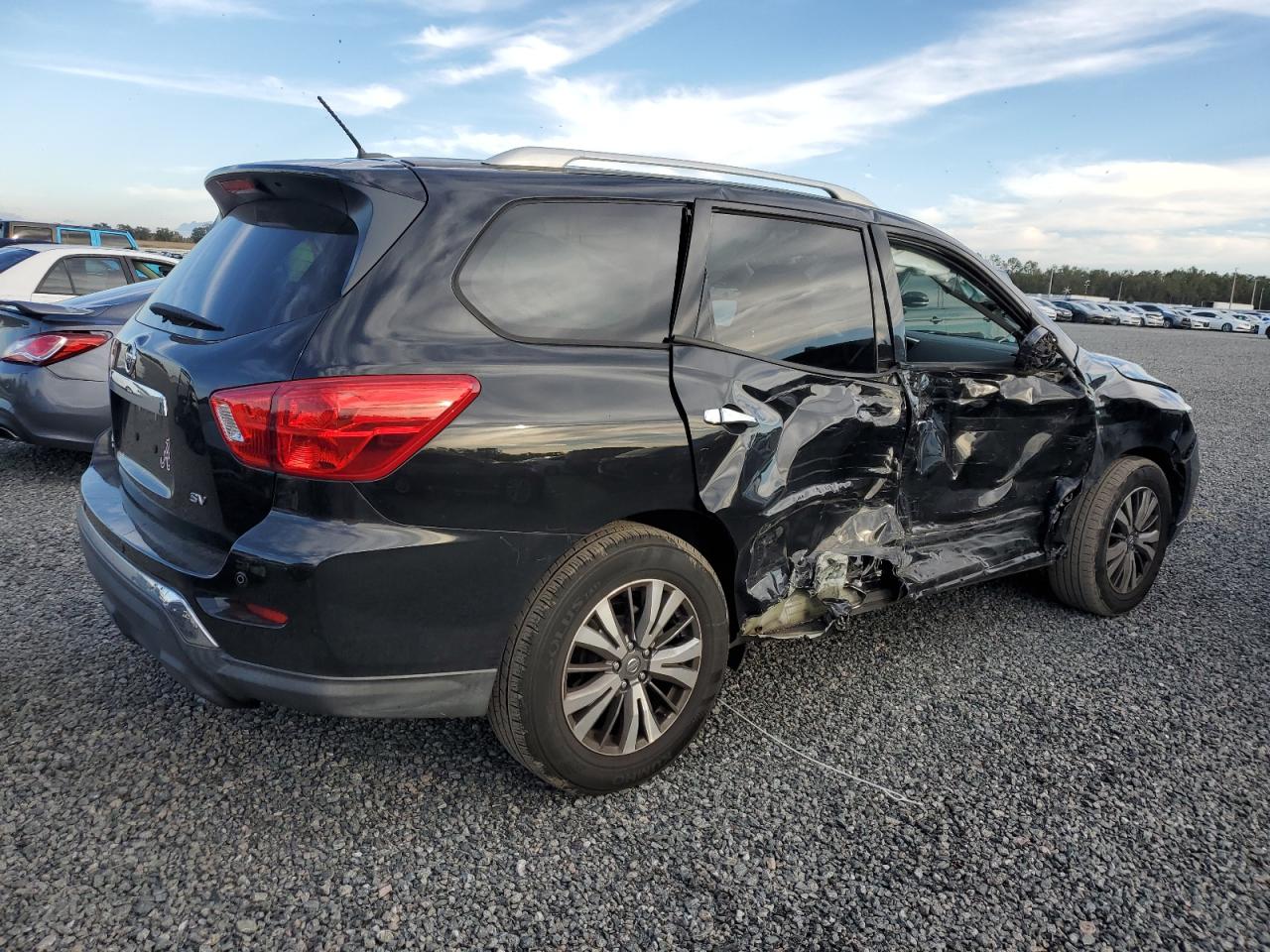 2018 Nissan Pathfinder - Image 3