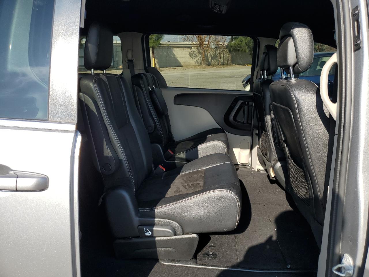 2019 Dodge Caravan - Image 11