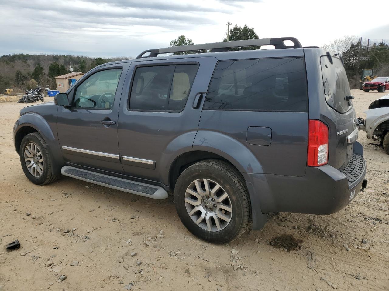 2010 Nissan Pathfinder - Image 2