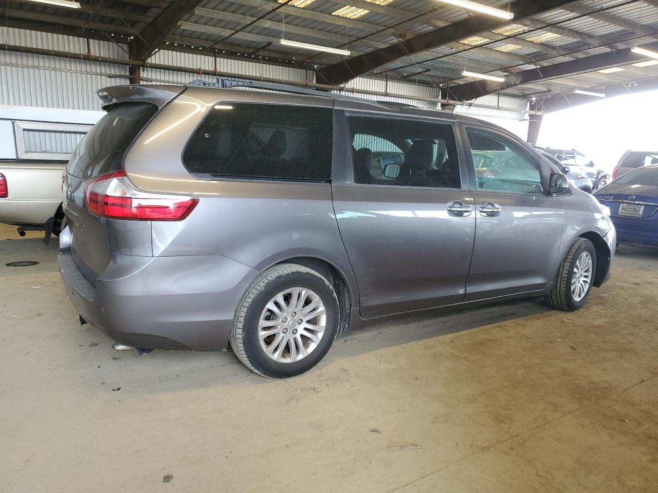 2015 Toyota Sienna - Image 3