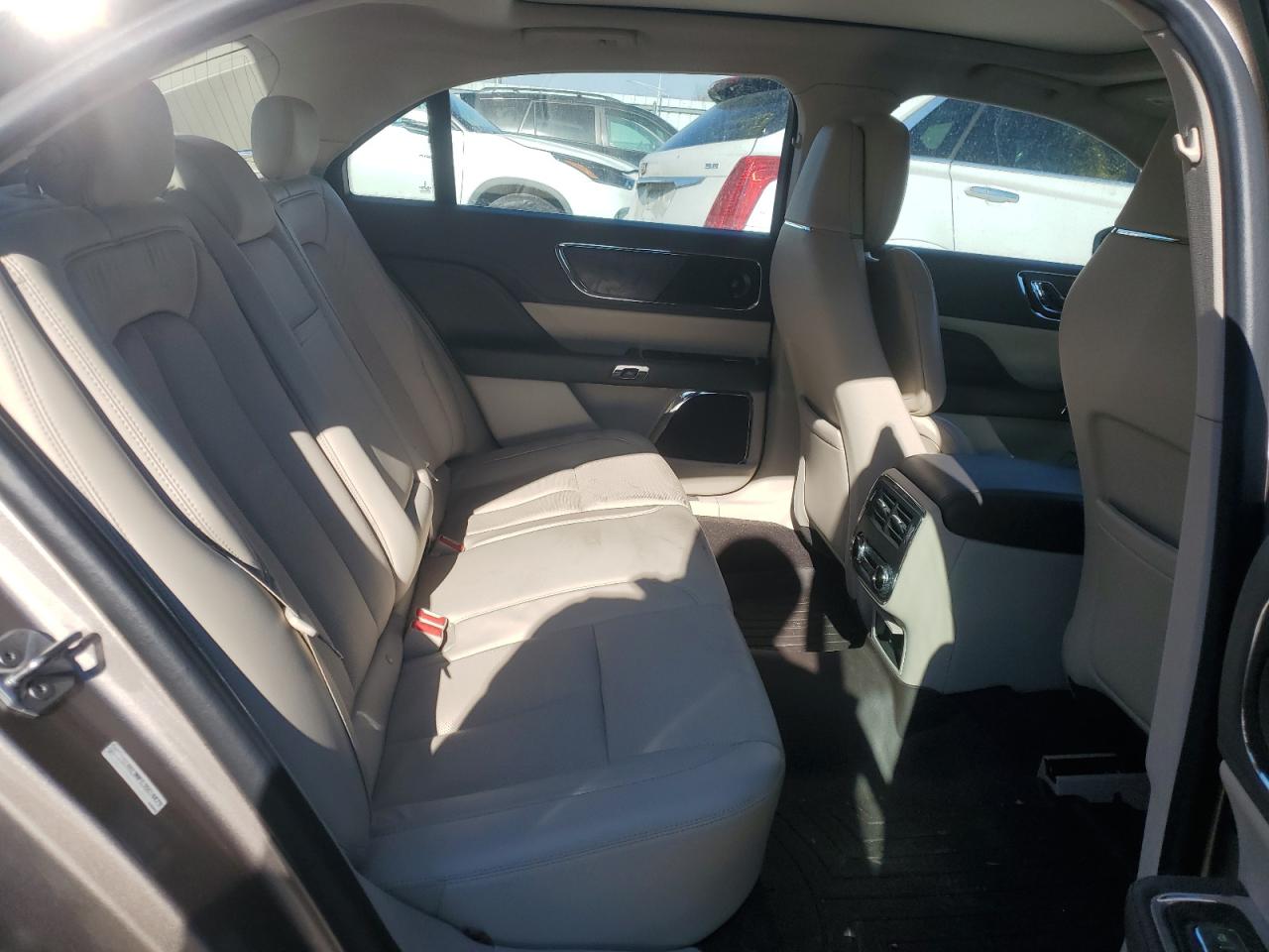 2018 Lincoln Continental - Image 10