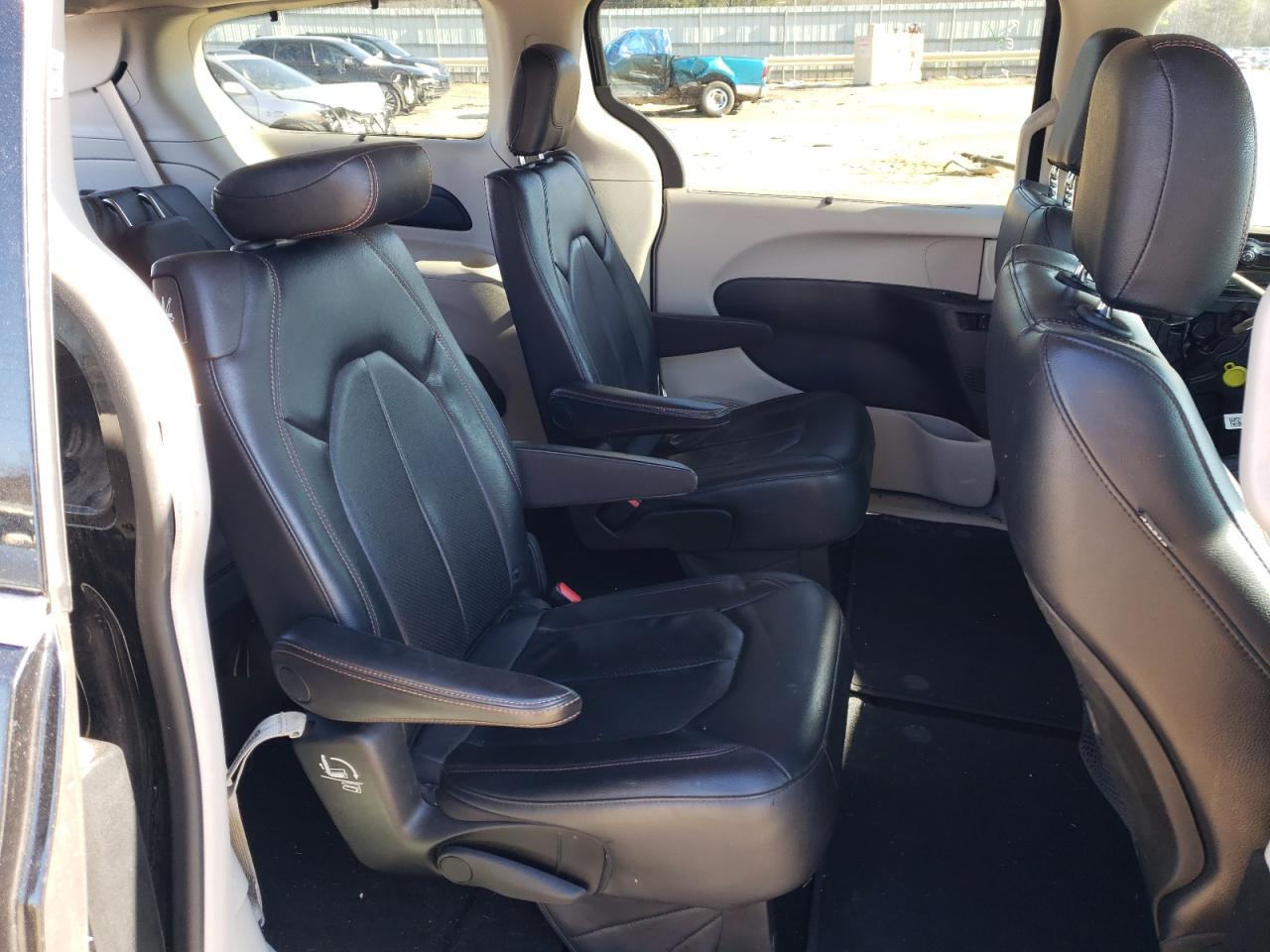 2019 Chrysler Pacifica - Image 11