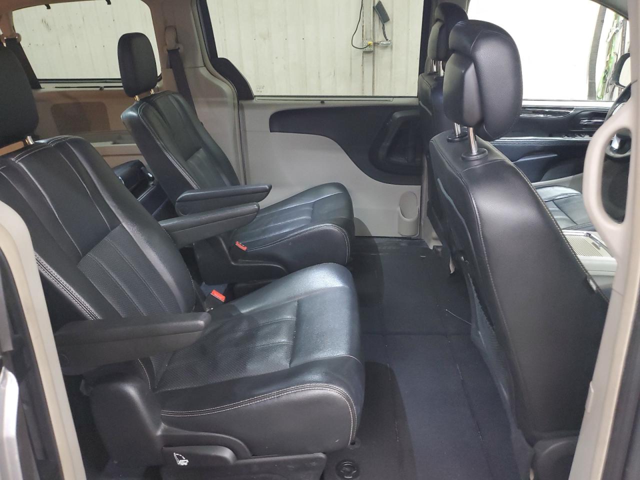 2016 Chrysler Town & Country - Image 11