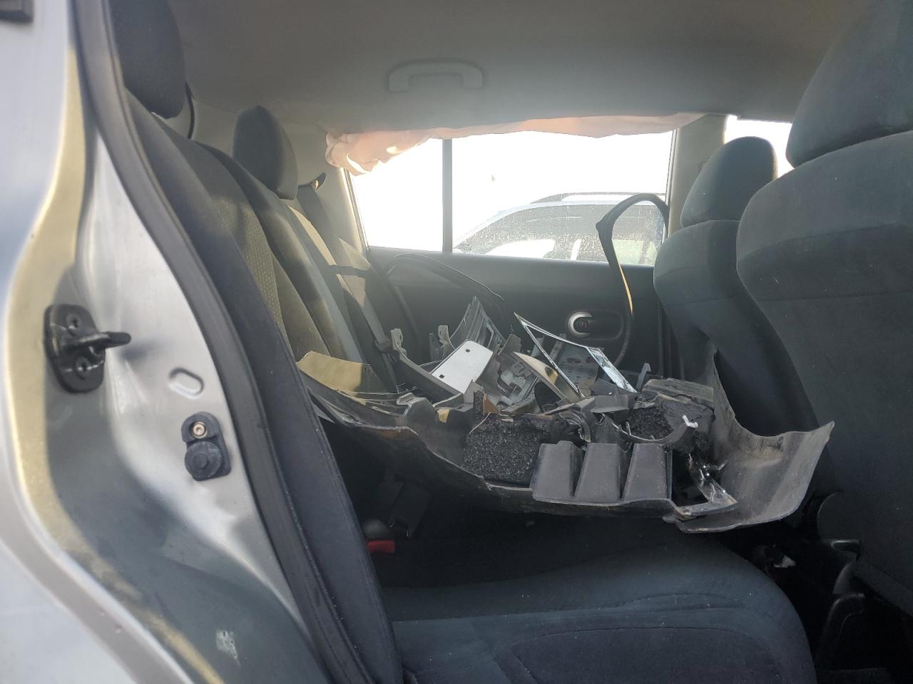 2011 Nissan Versa - Image 11