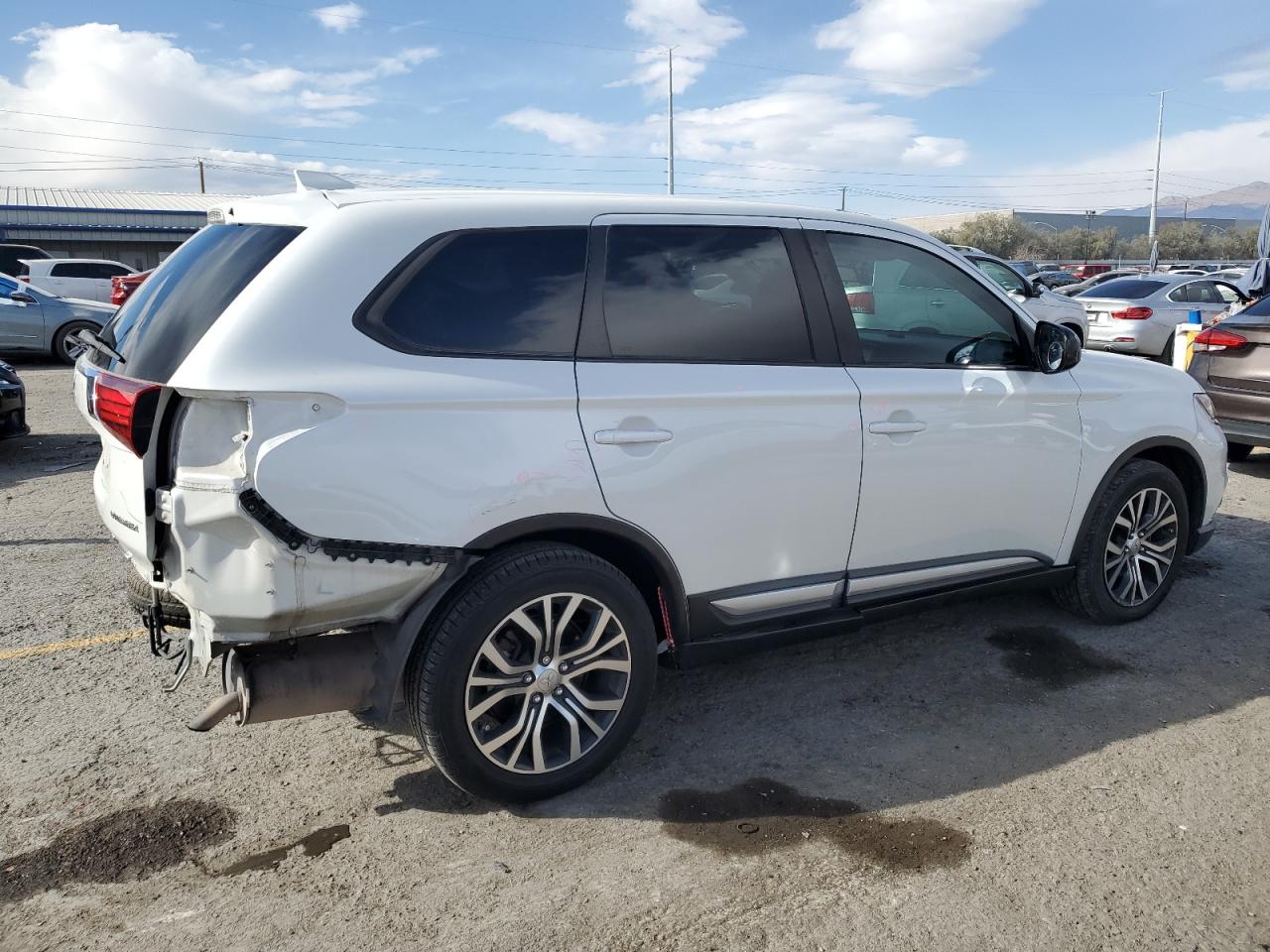 2018 Mitsubishi Outlander - Image 3