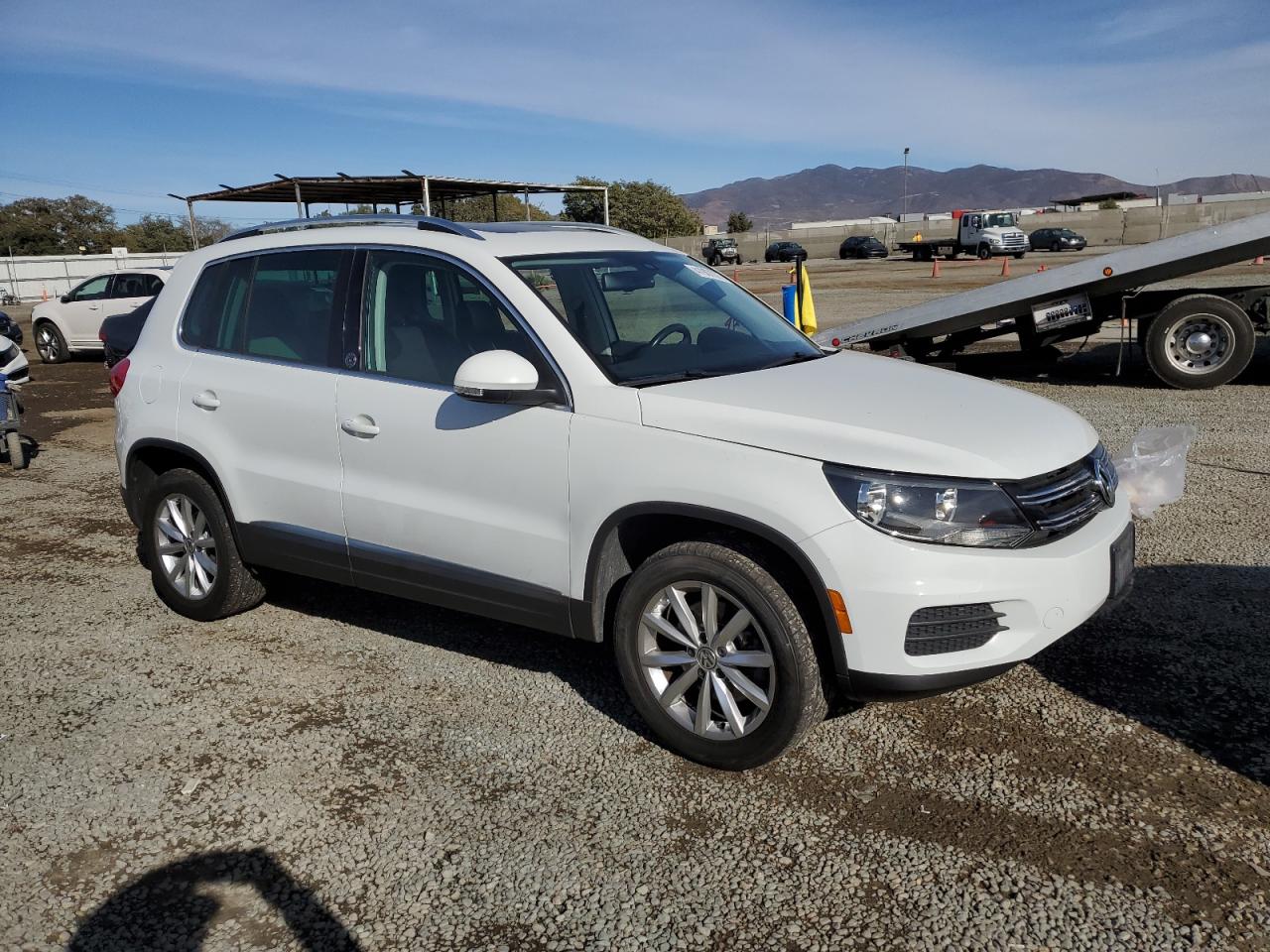 VIN WVGRV7AX7HW508337 2017 VOLKSWAGEN TIGUAN no.4