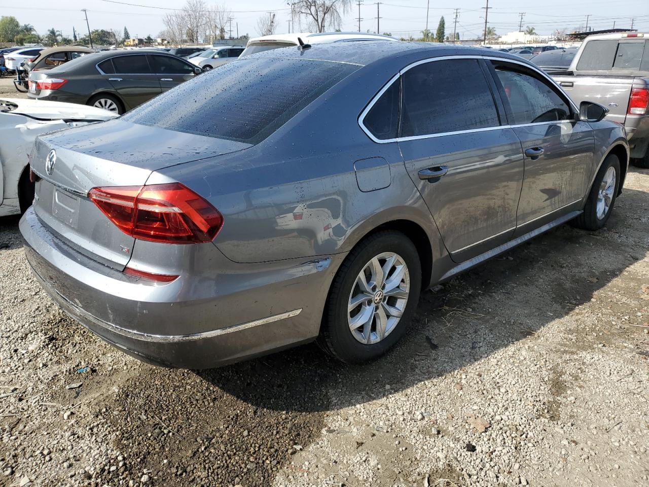 2017 Volkswagen Passat - Image 3