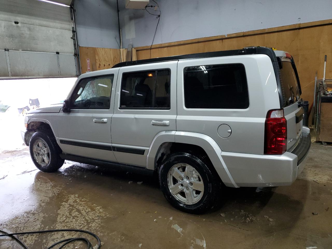 2008 Jeep Commander - Image 2