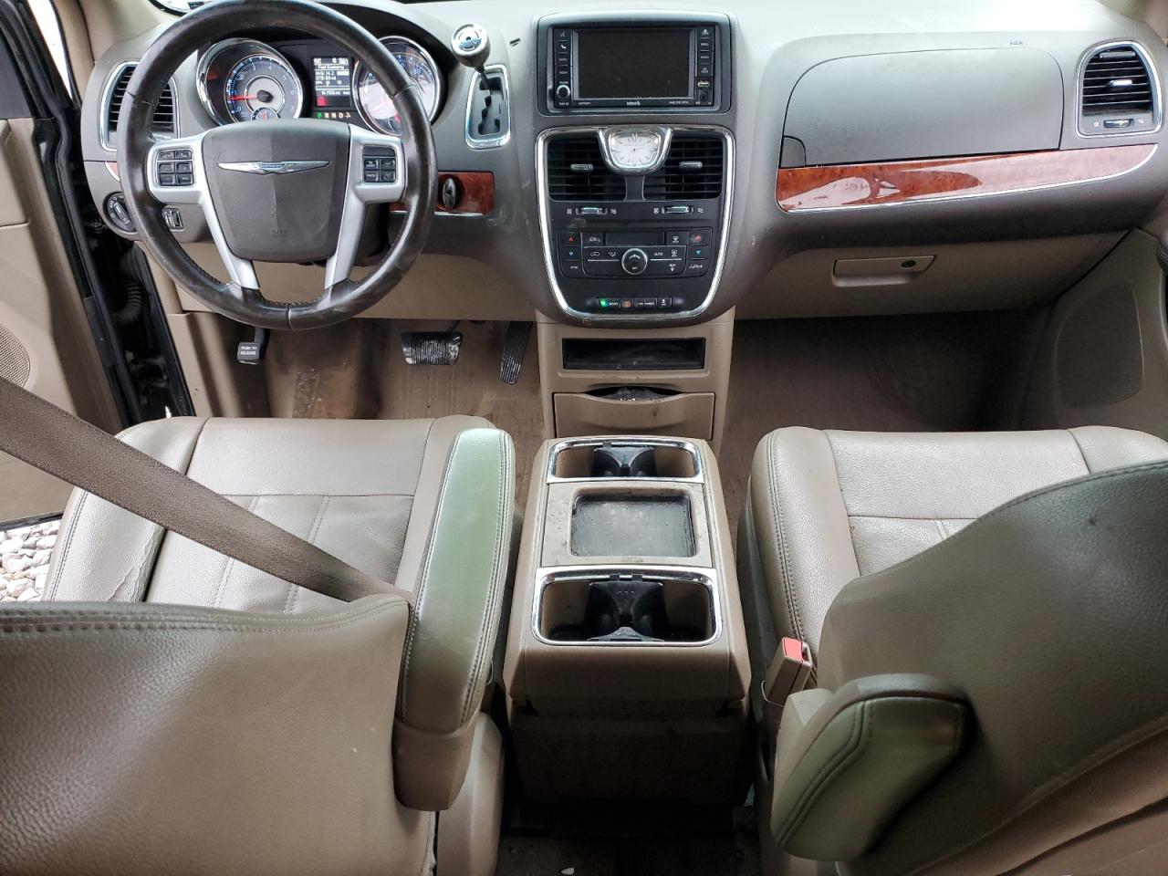 2014 Chrysler Town & Country - Image 8