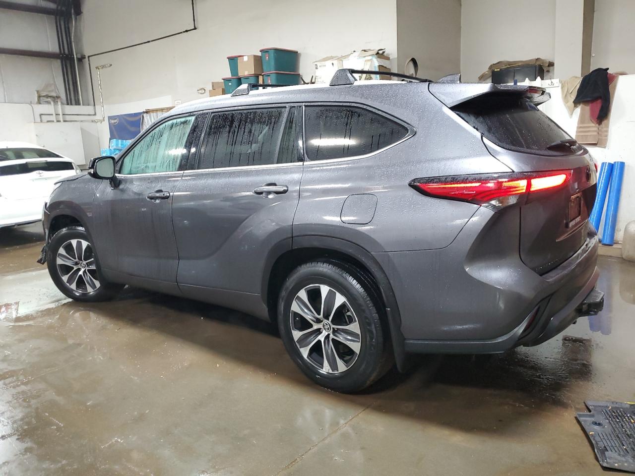 2022 Toyota Highlander - Image 2