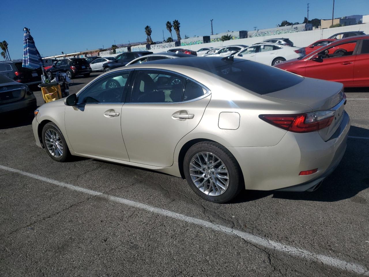 58ABK1GGXJU104991 2018 LEXUS ES - Image 2