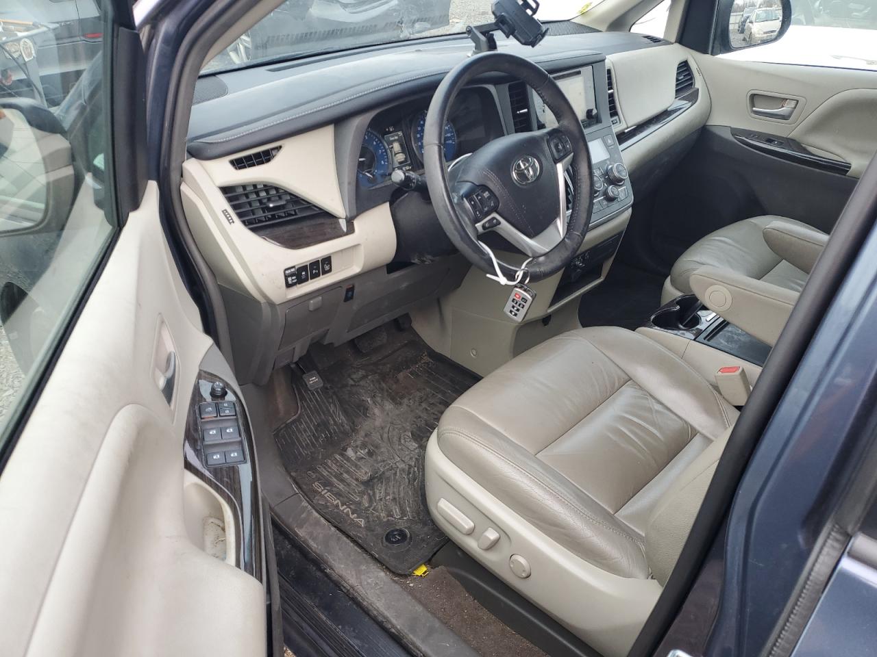 2017 Toyota Sienna - Image 9