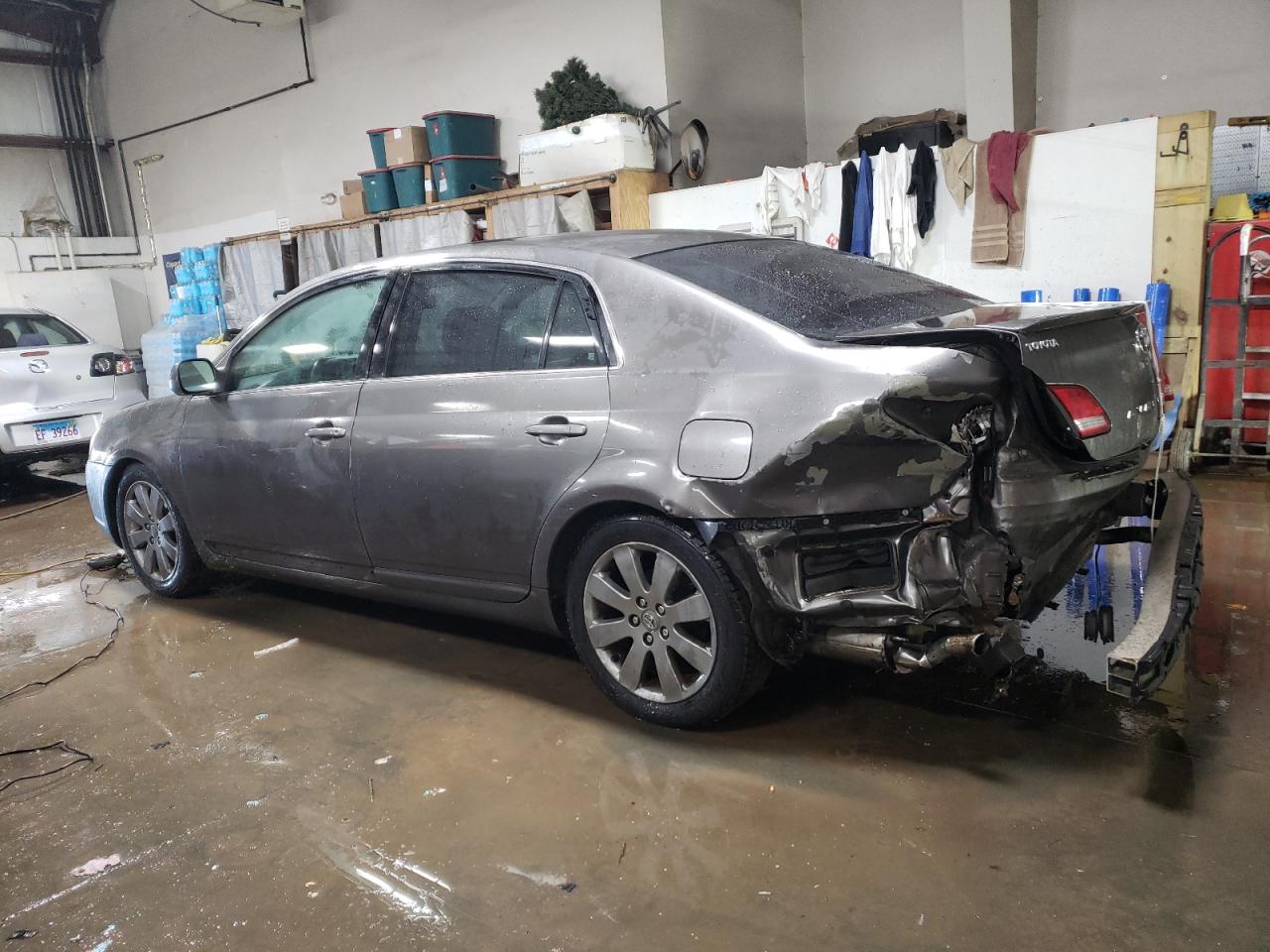 2005 Toyota Avalon - Image 2