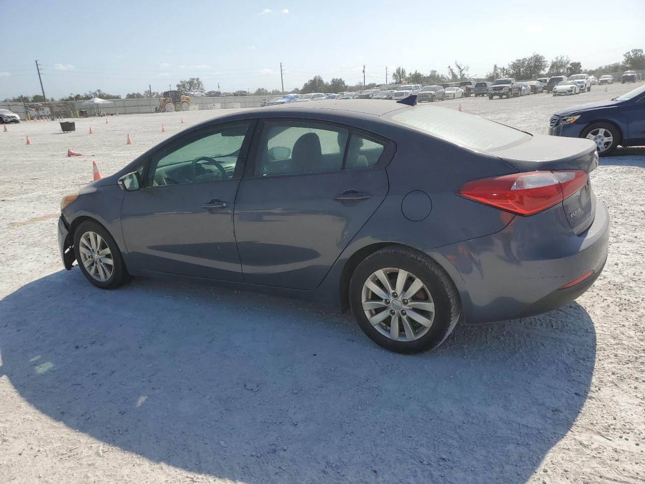 VIN KNAFX4A64F5256473 2015 KIA FORTE no.2