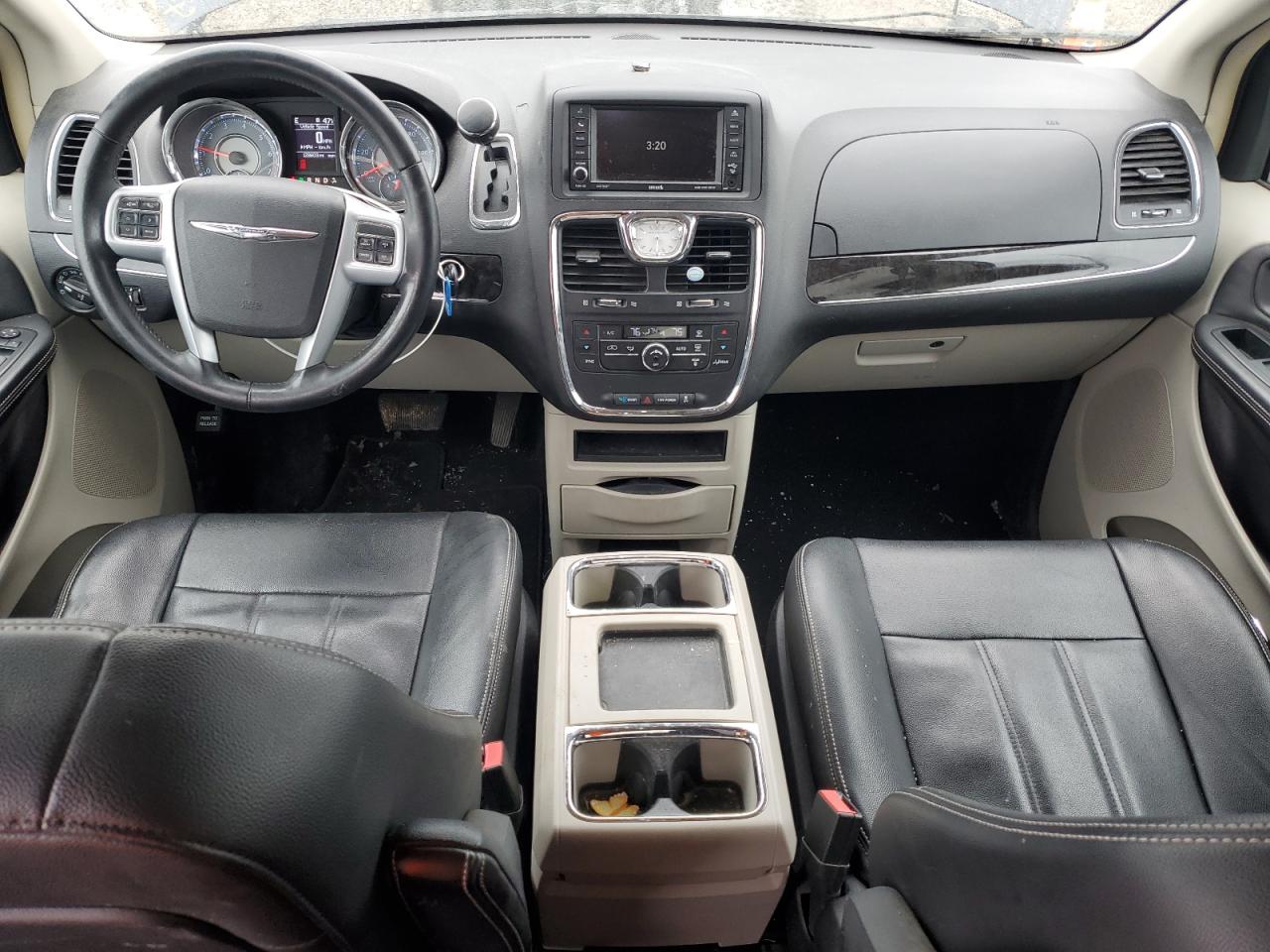 2013 Chrysler Town & Country - Image 8