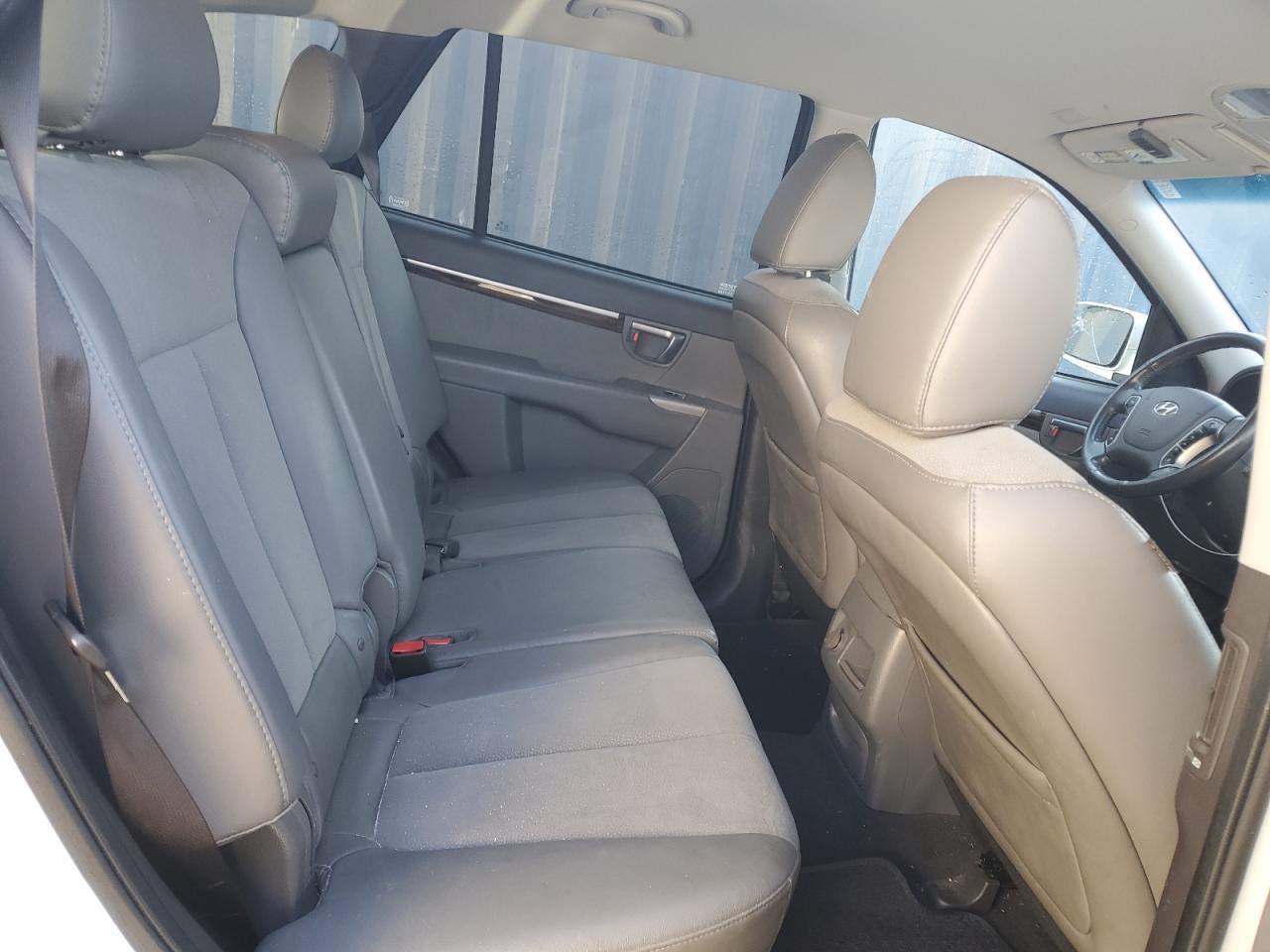 2012 Hyundai Santa Fe - Image 11