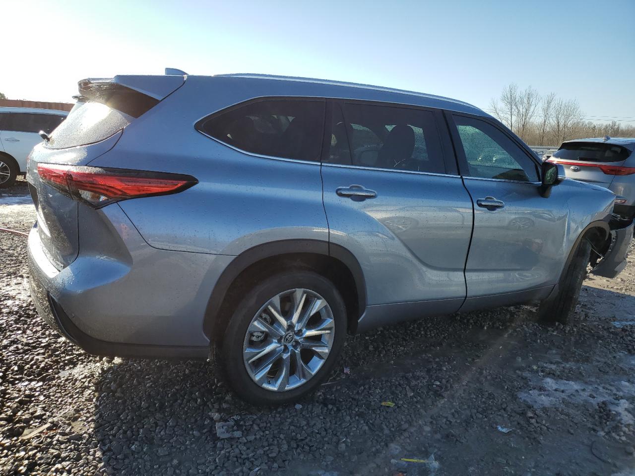 2022 Toyota Highlander - Image 3