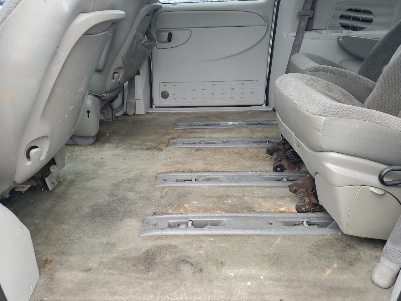 2005 Dodge Caravan - Image 11