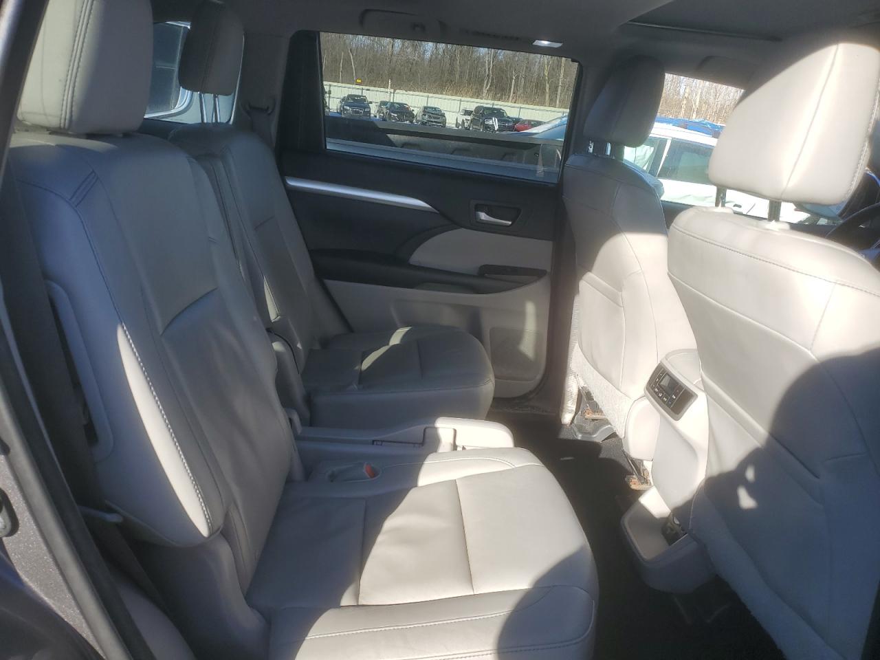 2014 Toyota Highlander - Image 11