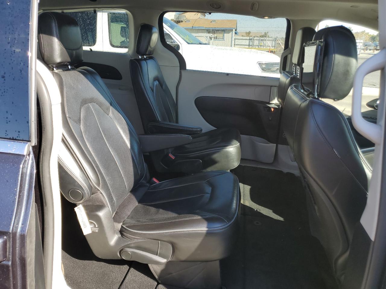 2020 Chrysler Pacifica - Image 11