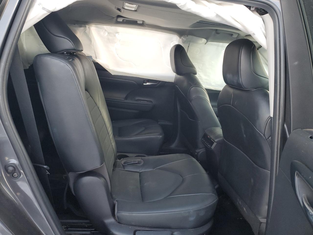 2022 Toyota Highlander - Image 12