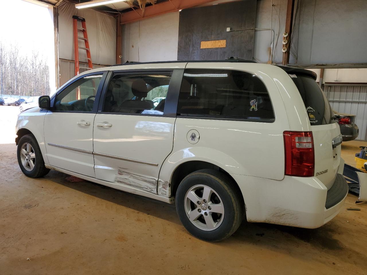 2010 Dodge Caravan - Image 2