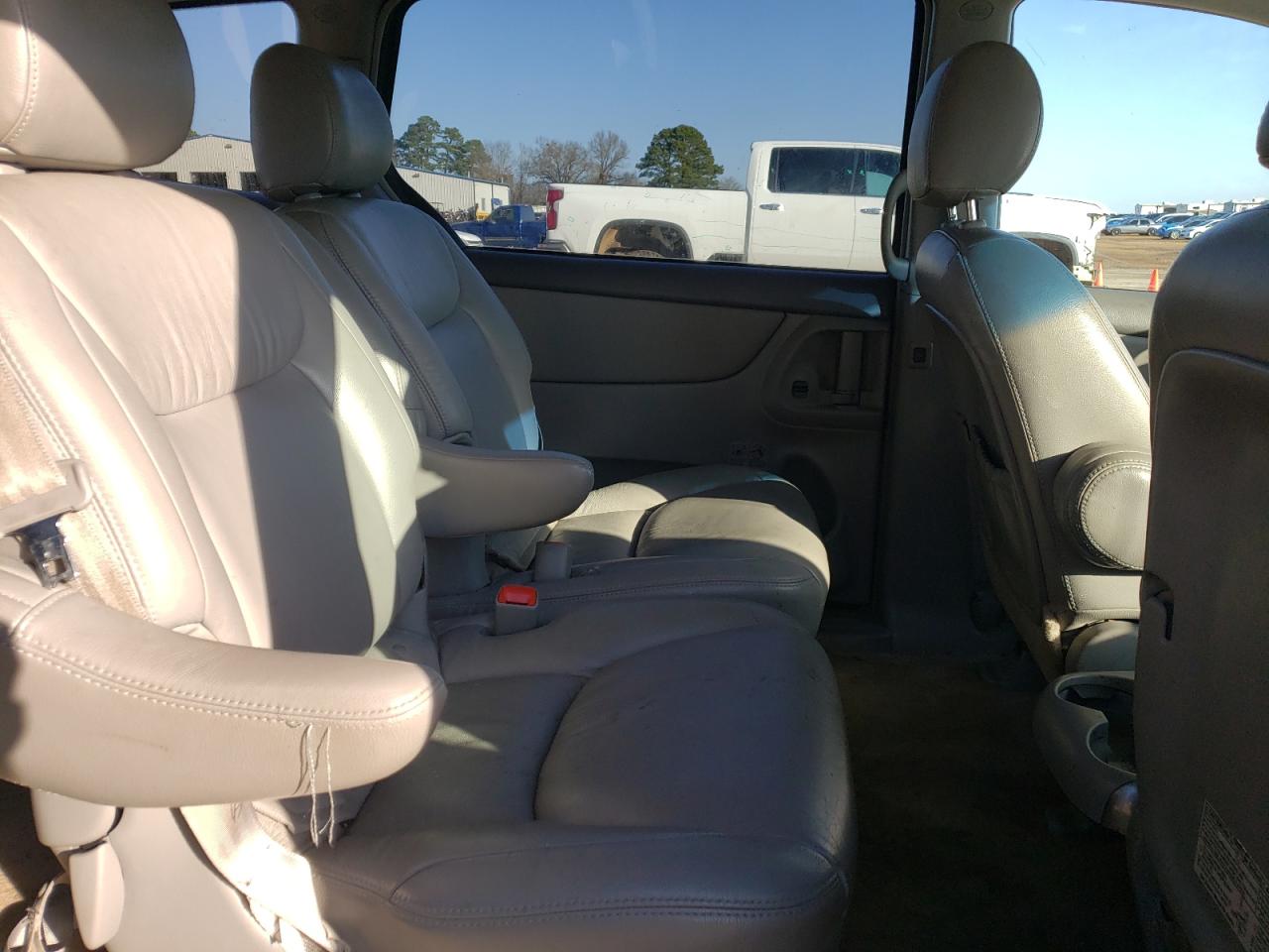 2007 Toyota Sienna - Image 11