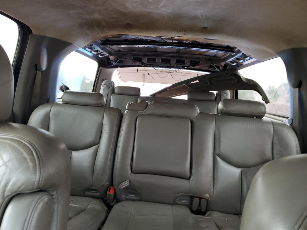 2003 Chevrolet Suburban - Image 10