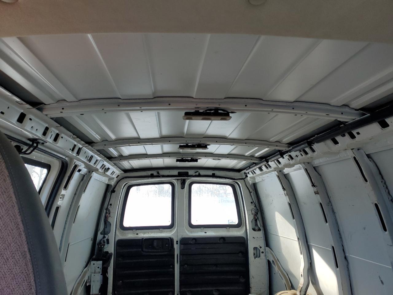 2015 Chevrolet Express - Image 10